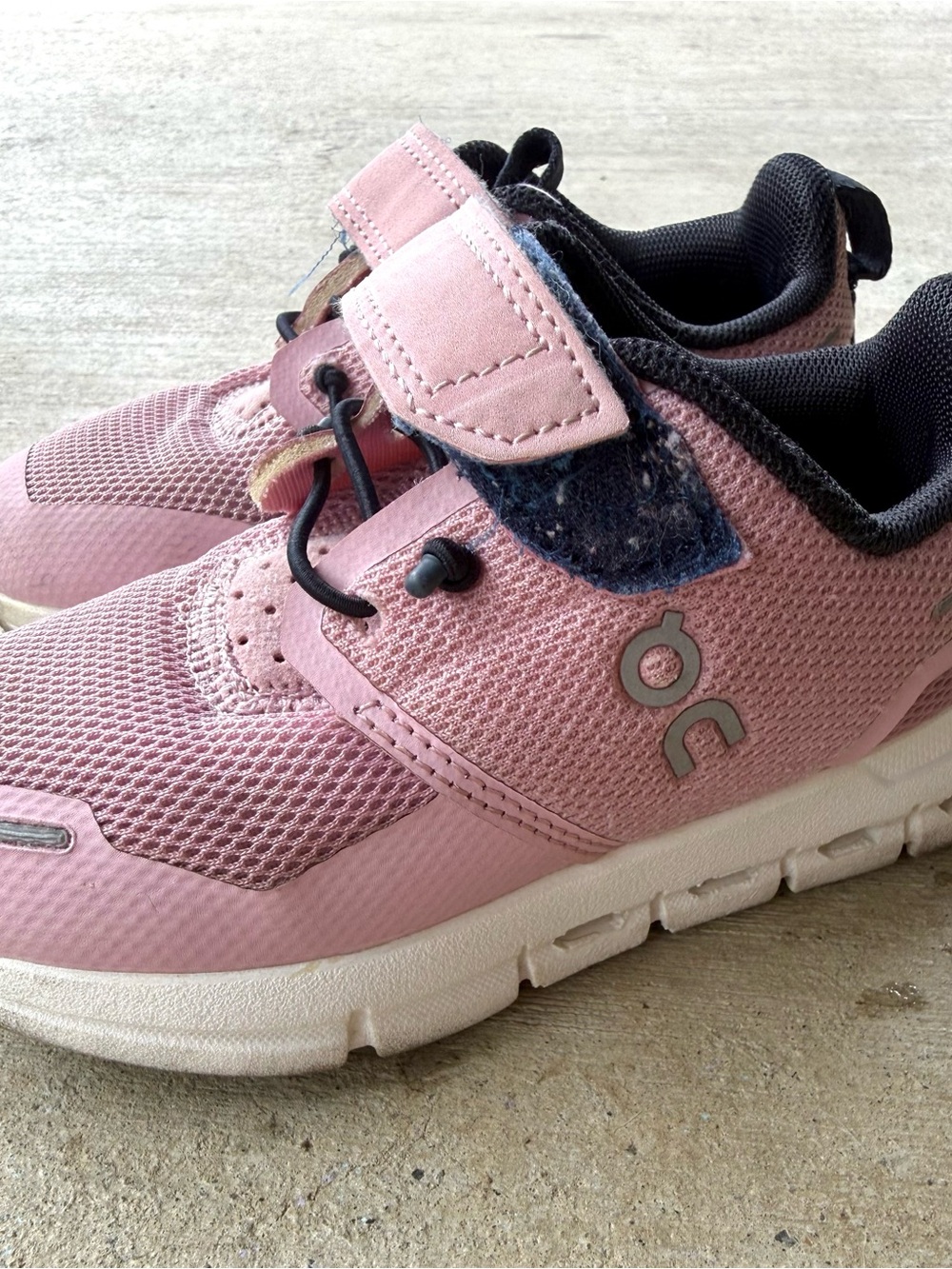 On Running Kids Pink and Navy Hook-and-Loop Sneakers